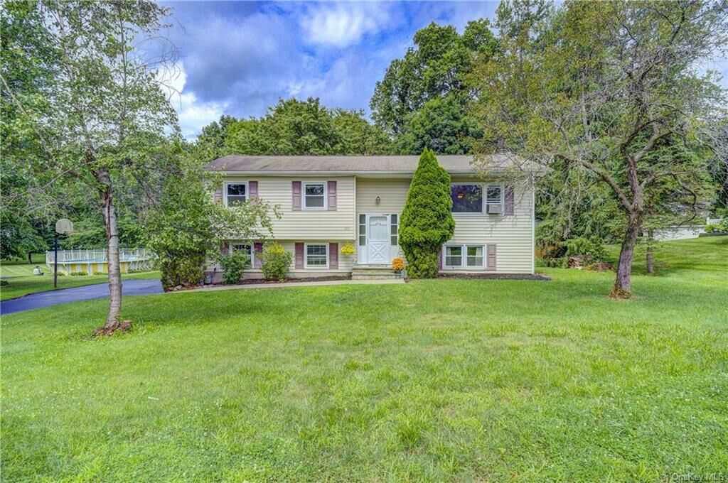 Property Photo:  204 Oriole Drive  NY 12549 