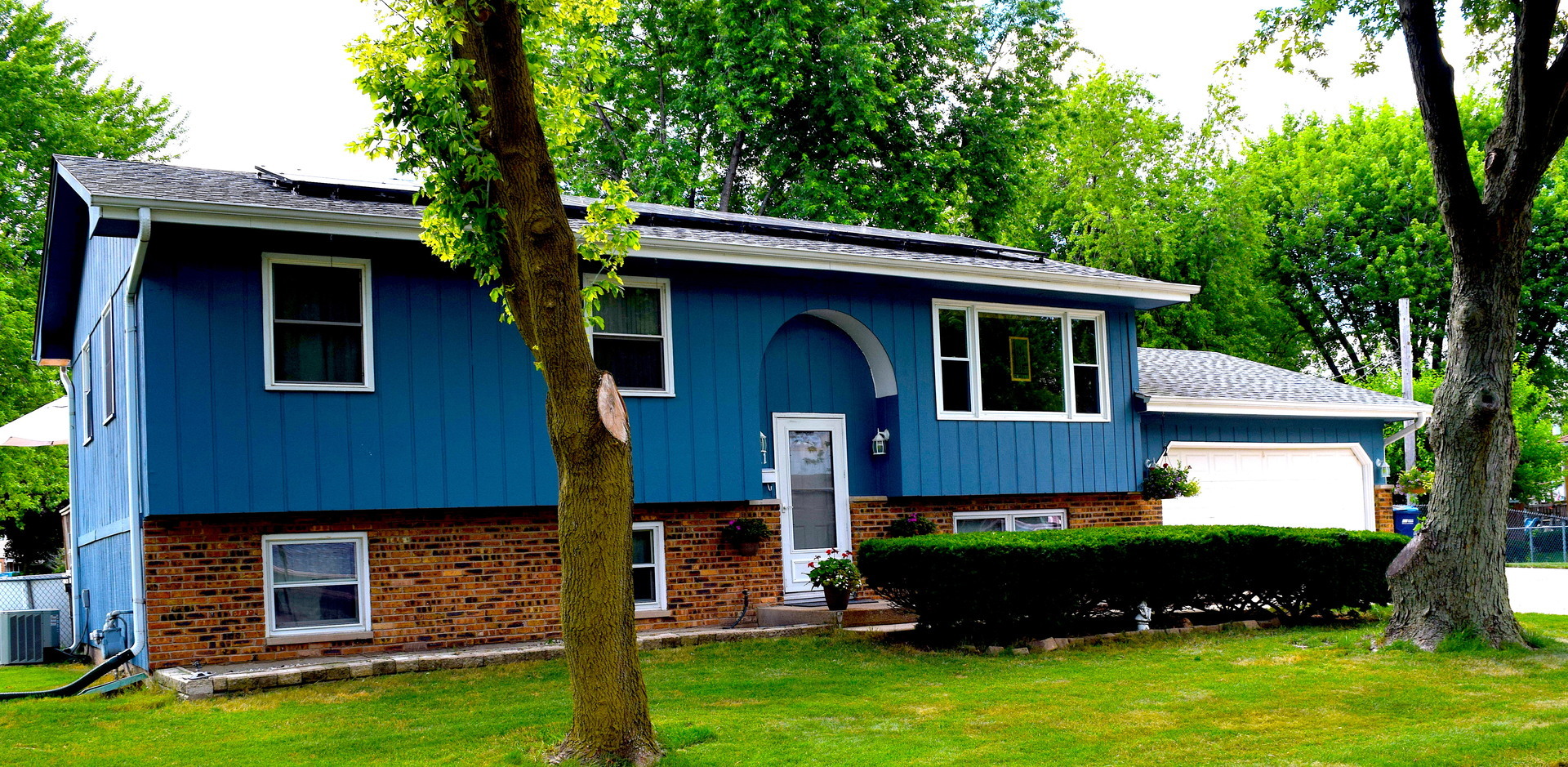 Property Photo: 1411 Crown Street IL 60538