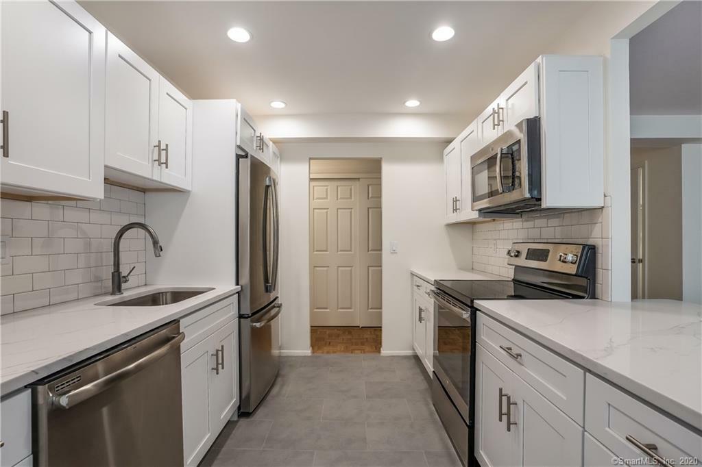 Property Photo:  887 Farmington Avenue 2I  CT 06119 