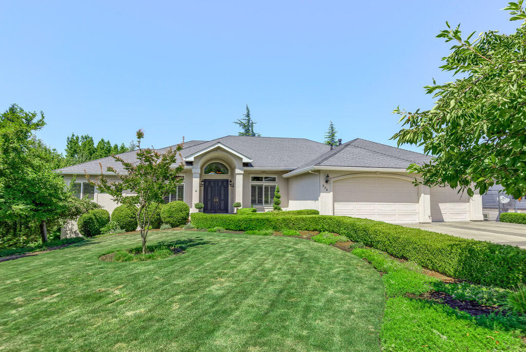 Property Photo: 238 Orchard View Terrace OR 97504