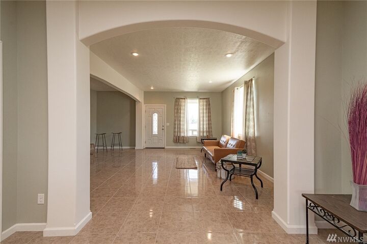 Property Photo:  728 S Wanapum Dr  WA 98837 
