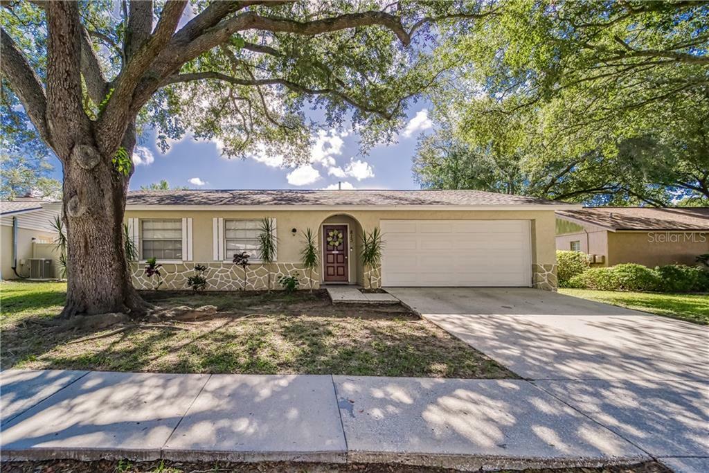 Property Photo:  813 Regent Circle S  FL 33511 