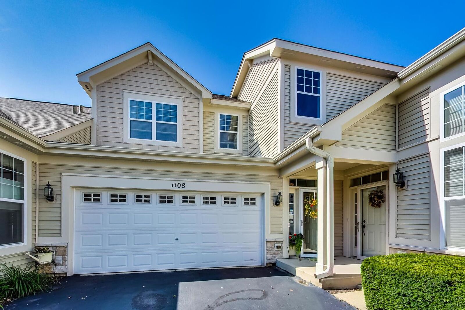 Property Photo: 1108 Foxridge Lane 1108 IL 60502