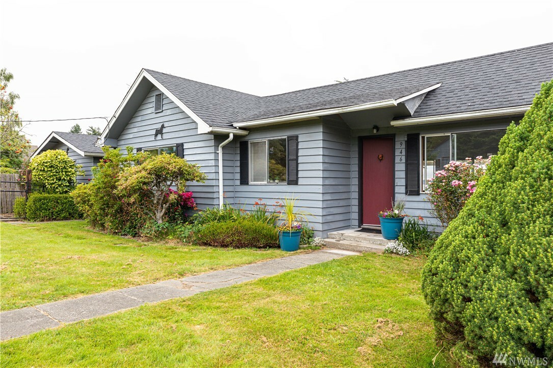 Property Photo:  946 Edgecliff Dr  WA 98260 