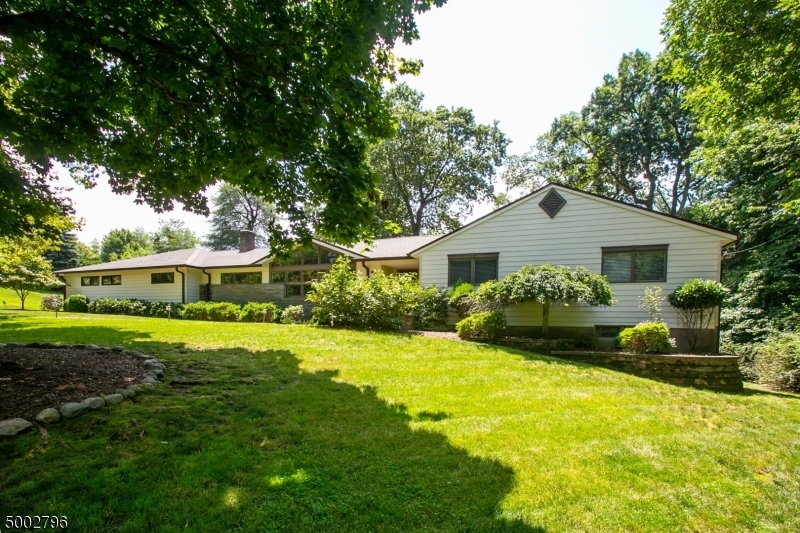 Property Photo:  24 Oak Pl  NJ 07006 