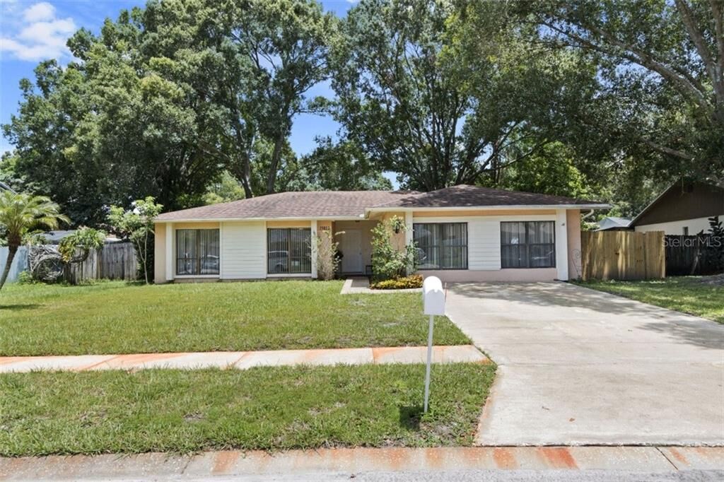 Property Photo:  15812 Hound Horn Lane  FL 33624 