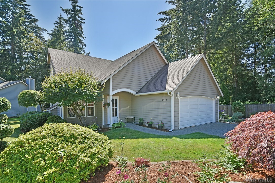 Property Photo: 1923 NE Ridgewood Court WA 98370