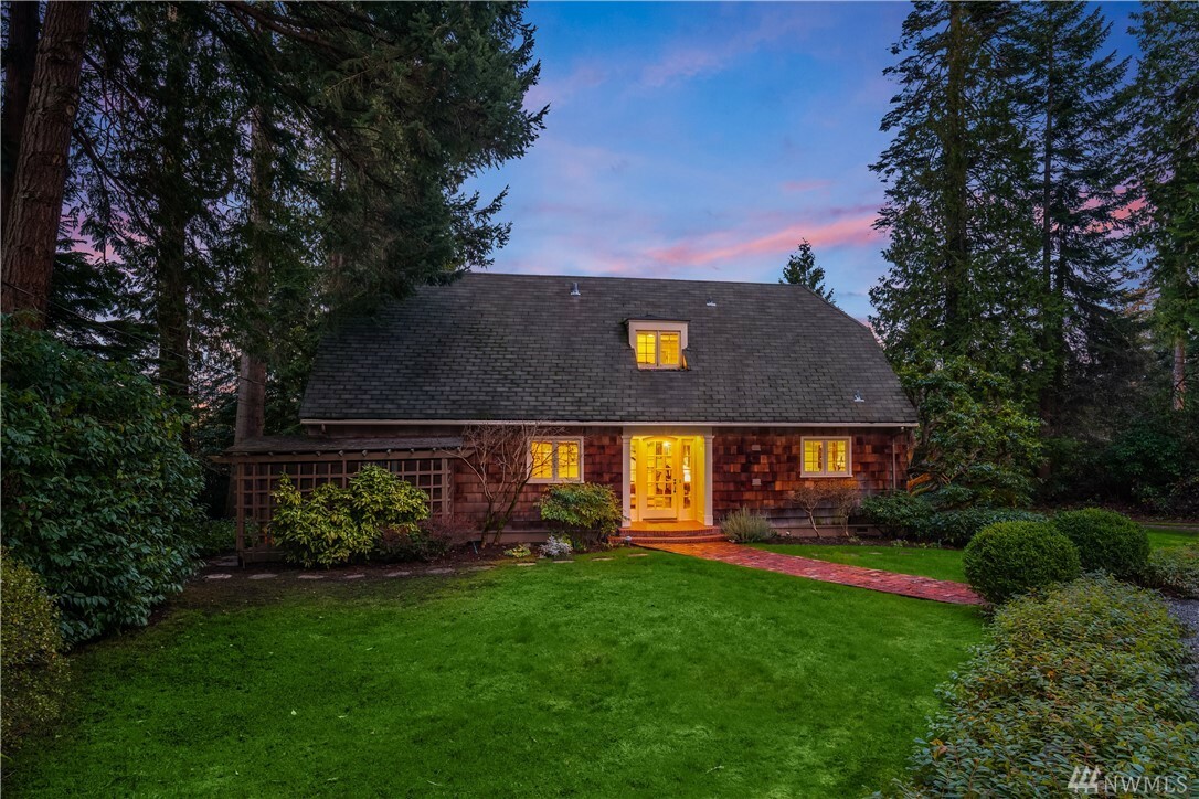 Property Photo: 3430 Evergreen Point Rd WA 98039