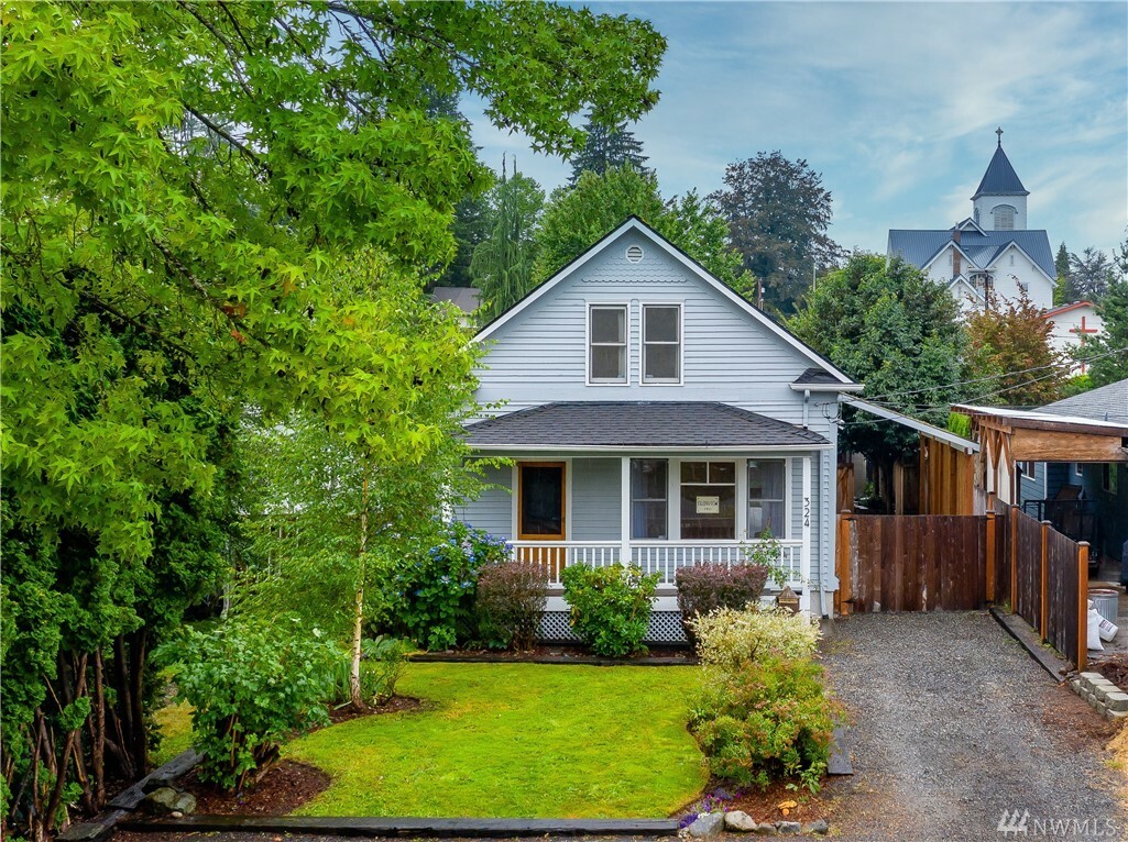 Property Photo: 324 Glen Ave WA 98290