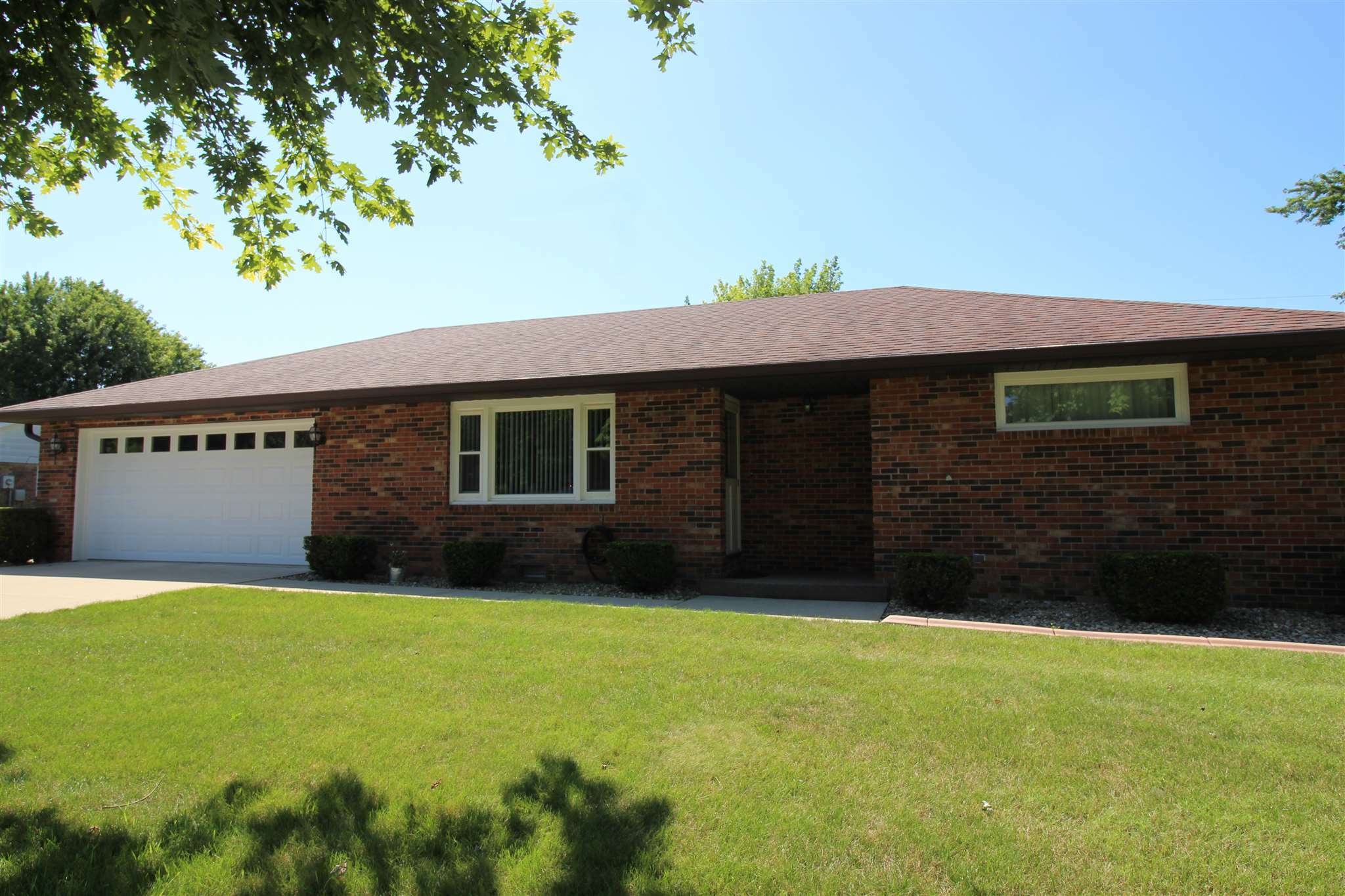 Property Photo:  905 Phyllis Drive  IN 47362-1441 