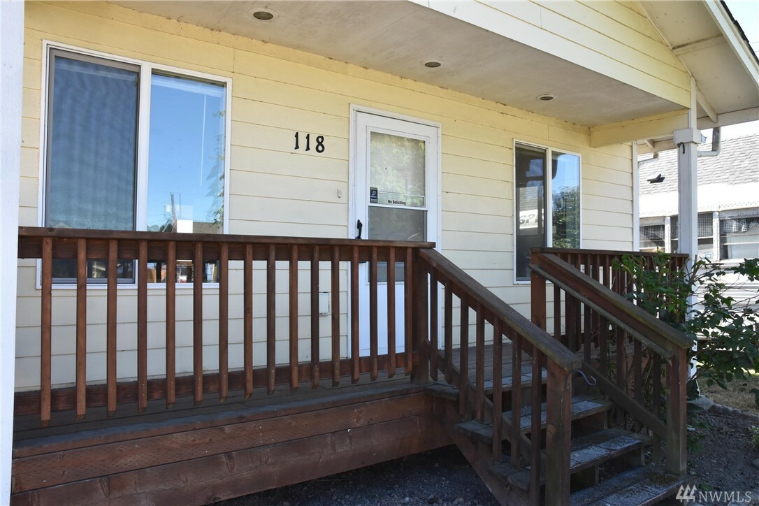 Property Photo:  118 16th Ave  WA 98632 