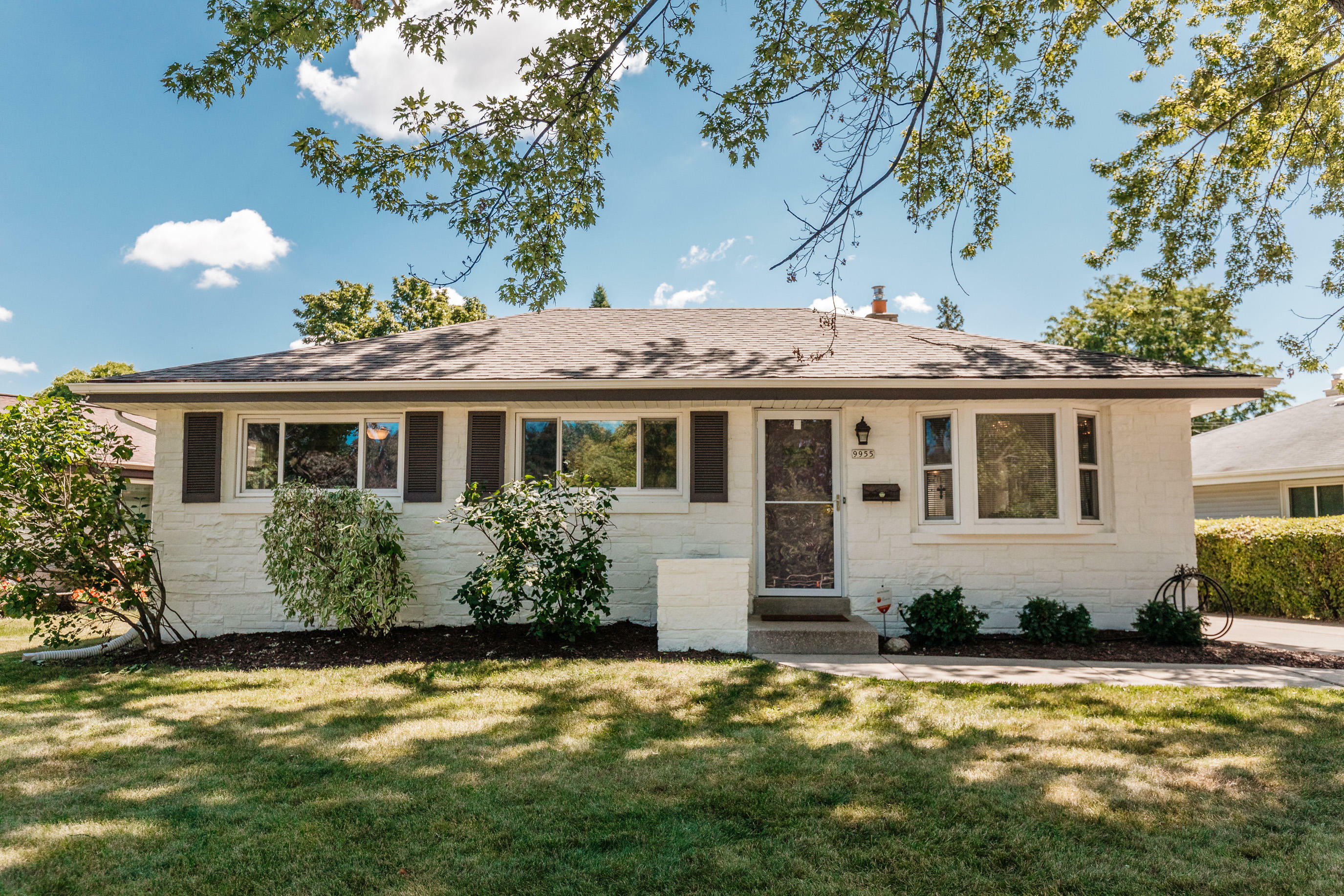 Property Photo: 9955 W Grantosa Dr WI 53222
