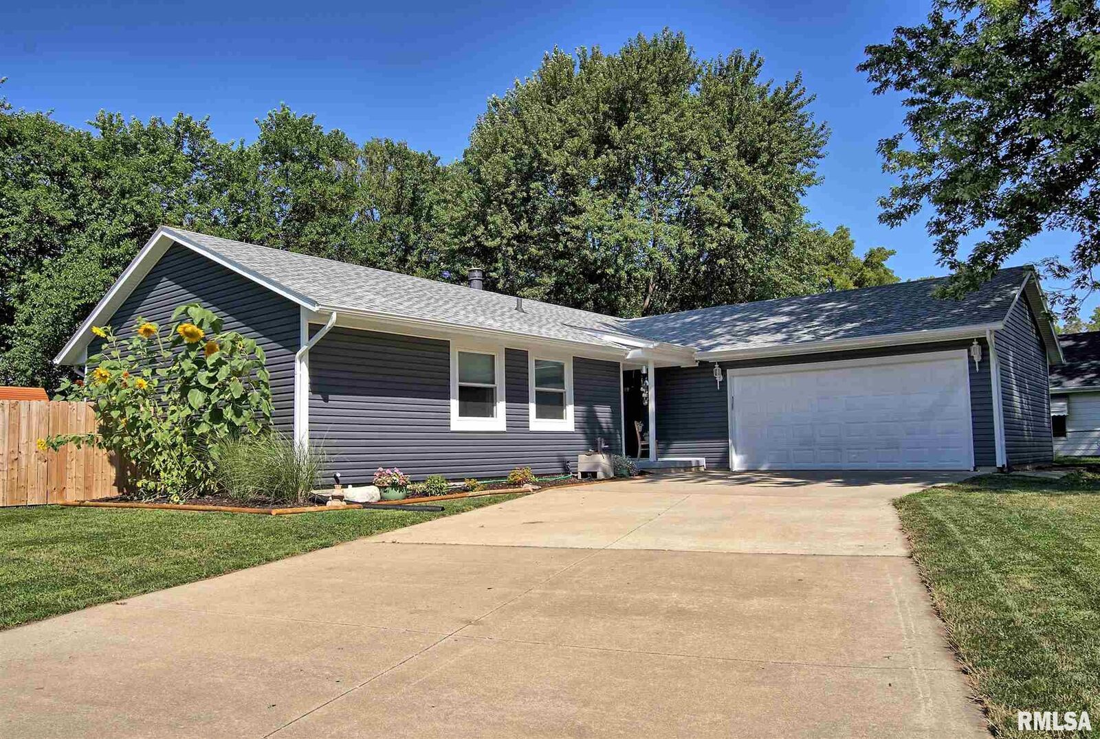 Property Photo: 3635 W Castile Court IL 61615