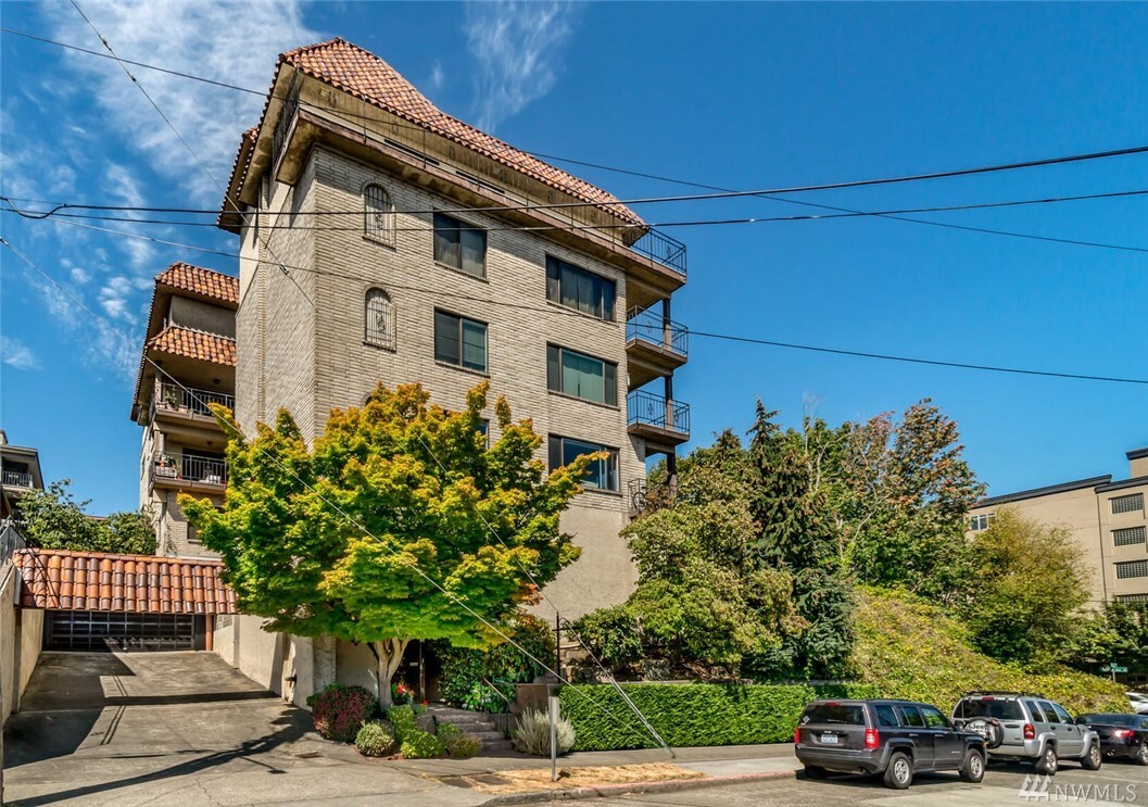 Property Photo:  610 Aloha St 302  WA 98109 