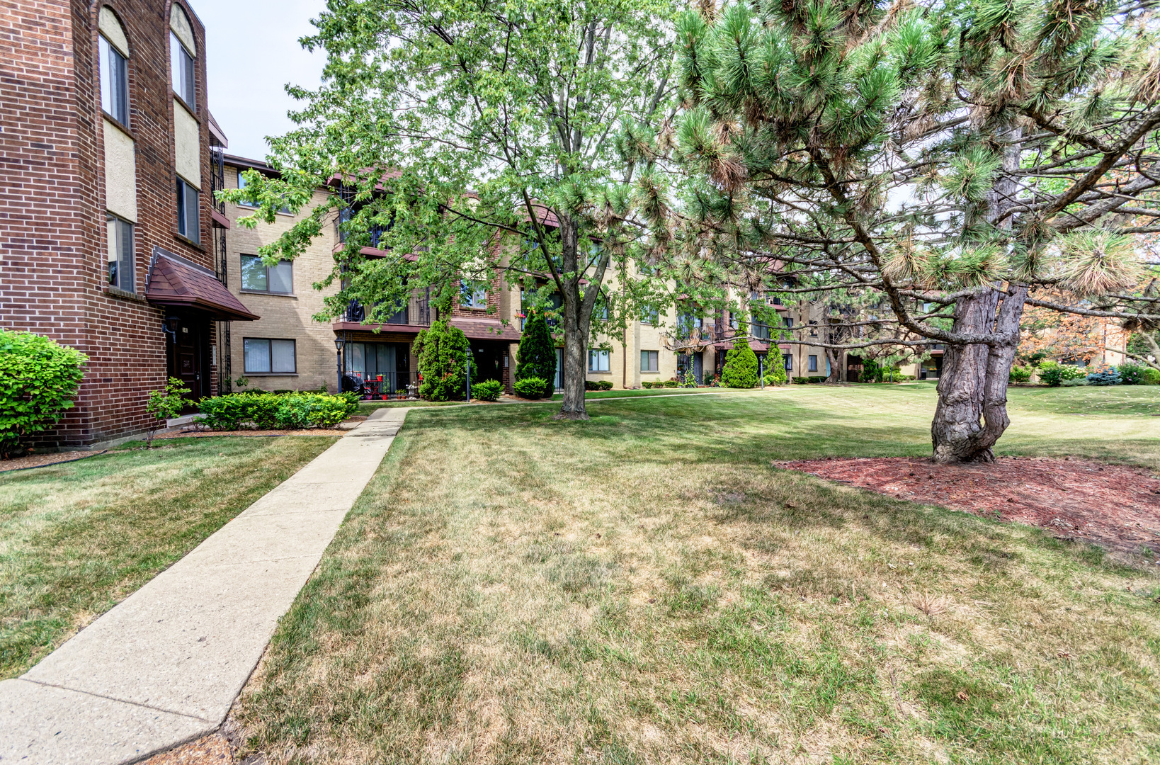 Property Photo: 139 East Grand Avenue 2B IL 60106