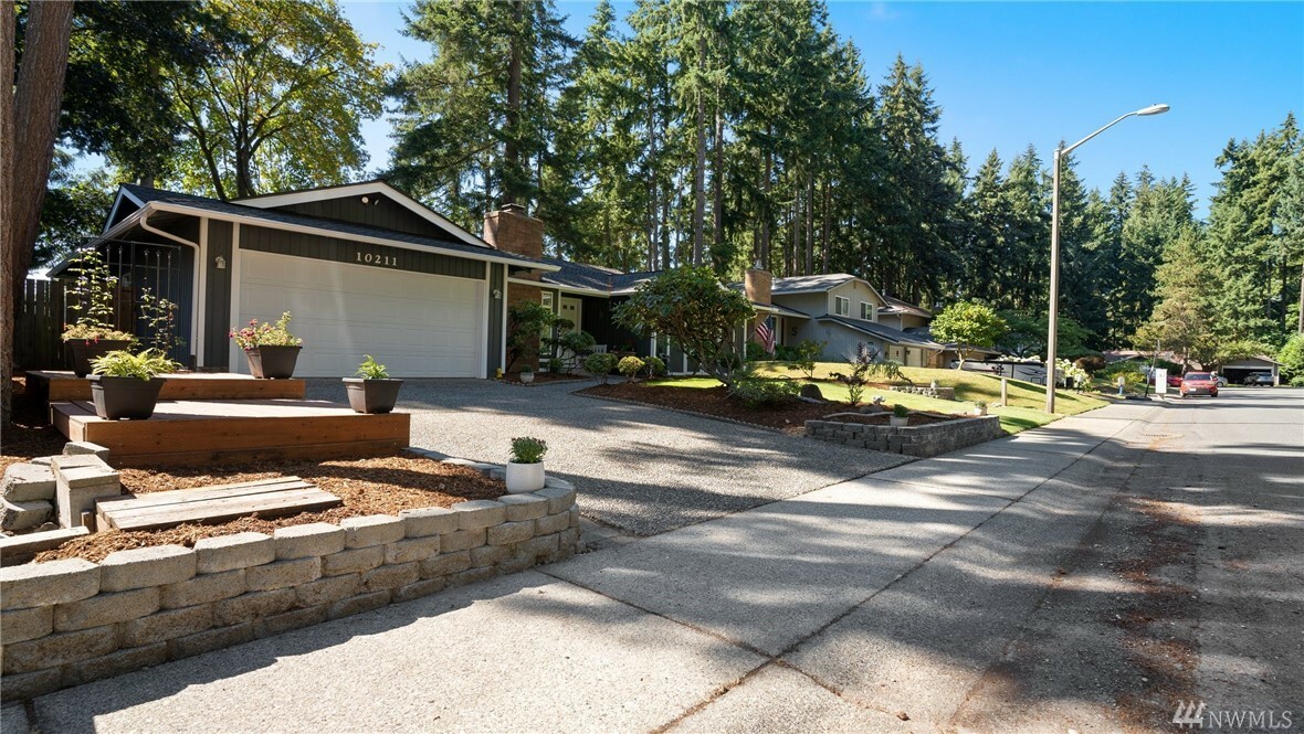 Property Photo:  10211 167th Place NE  WA 98052 