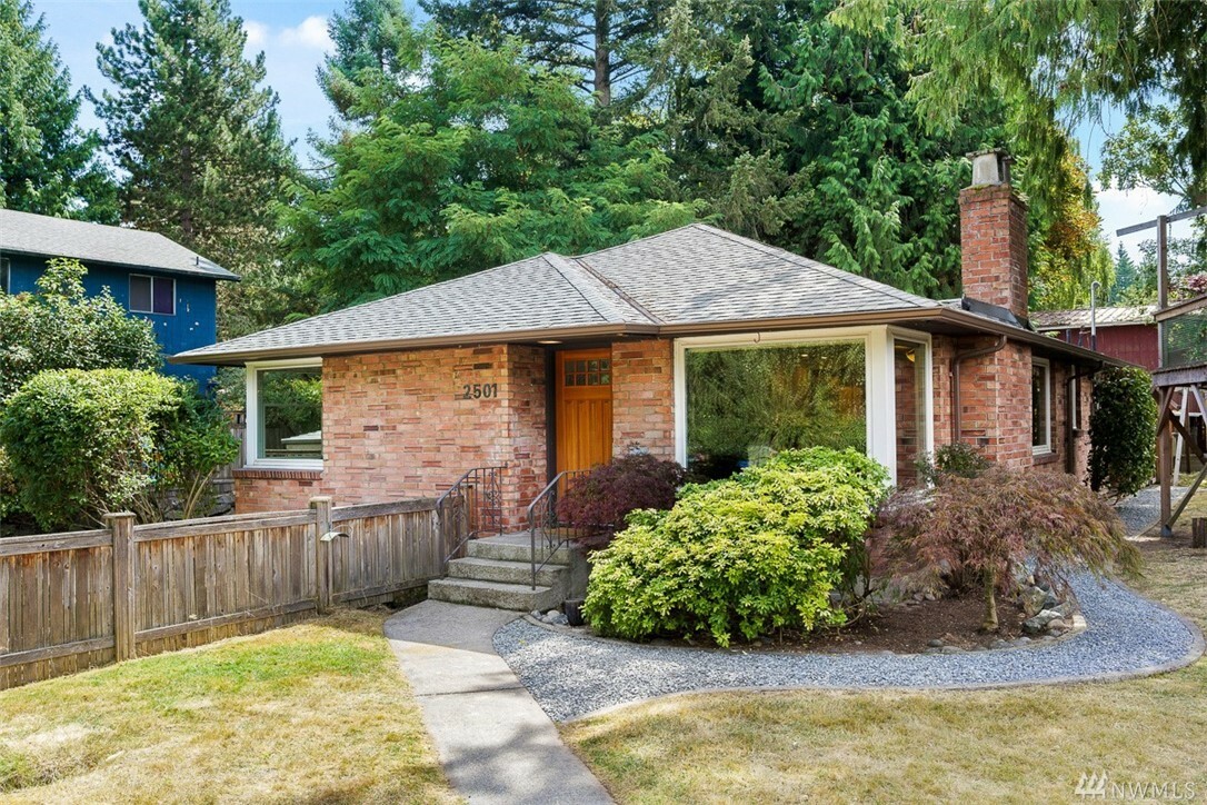 Property Photo: 2501 NE 94th St WA 98115