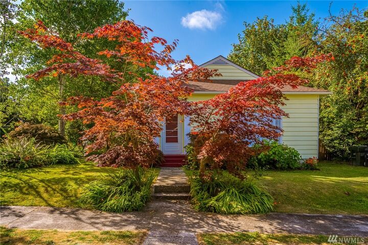 Property Photo: 1113 5th Ave SE WA 98501