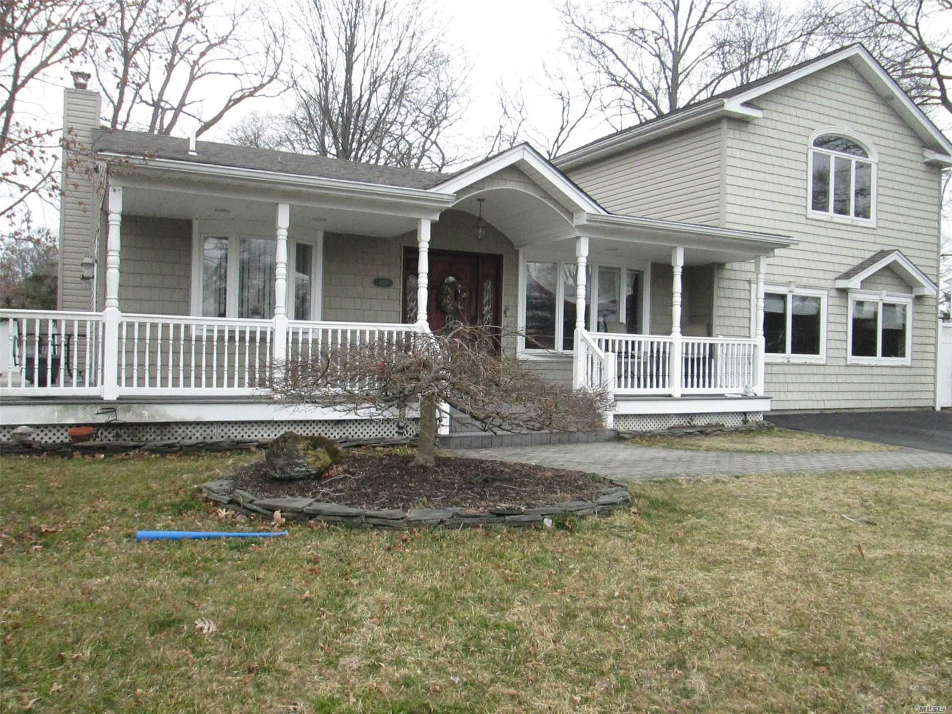 Property Photo:  809 Glendale Road  NY 11704 