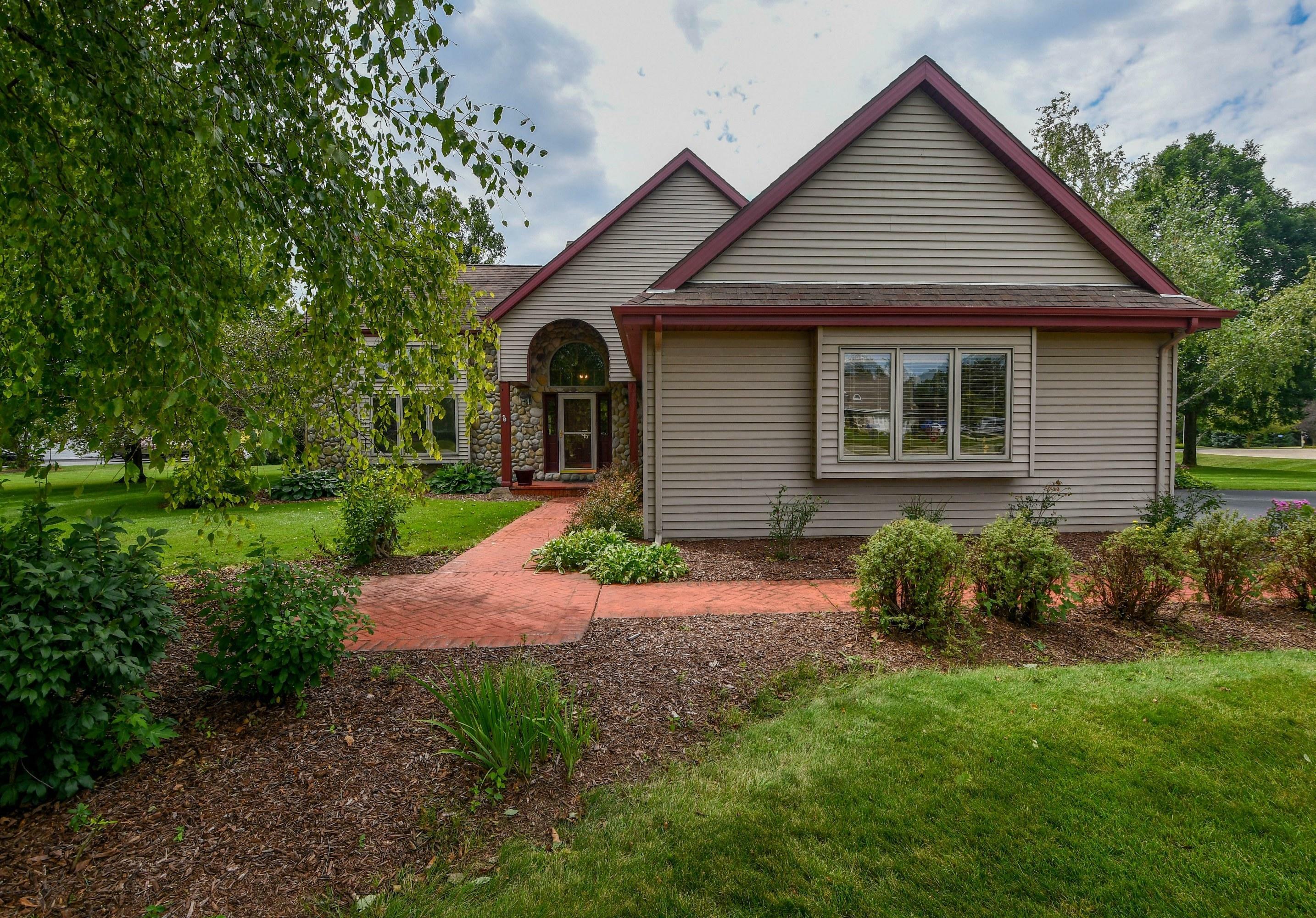 Property Photo:  1330 Rivers Edge Ct  WI 53066 