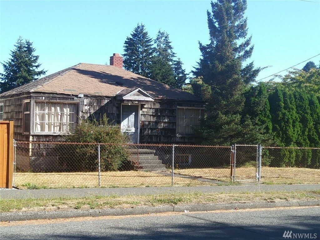 Property Photo:  4802 SW Charlestown St  WA 98116 