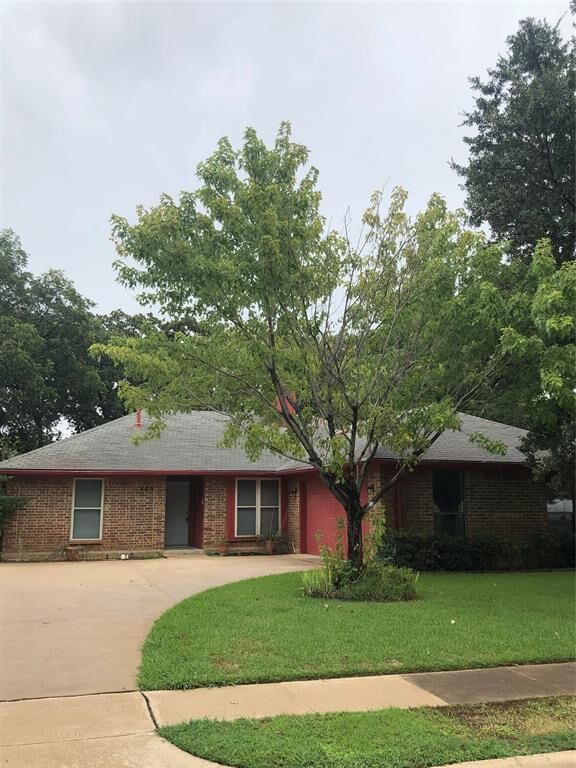 Property Photo: 805 Dickey Drive TX 76040