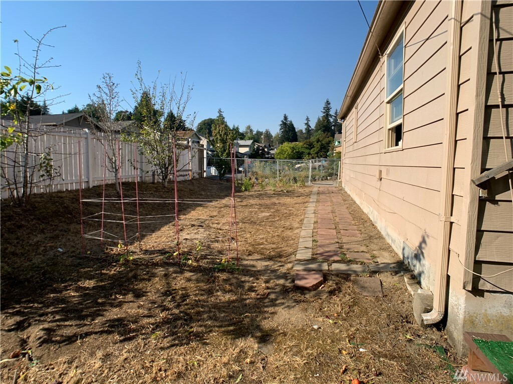 Property Photo:  1204 S 207th St  WA 98198 