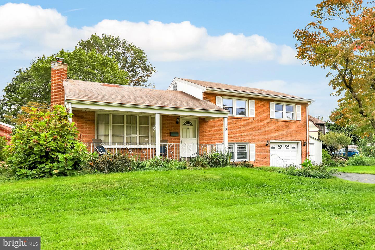 Property Photo:  5 Sherwood Drive  PA 19054 