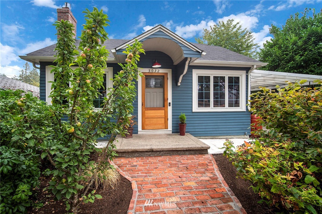 Property Photo: 3032 Walnut Avenue SW WA 98116