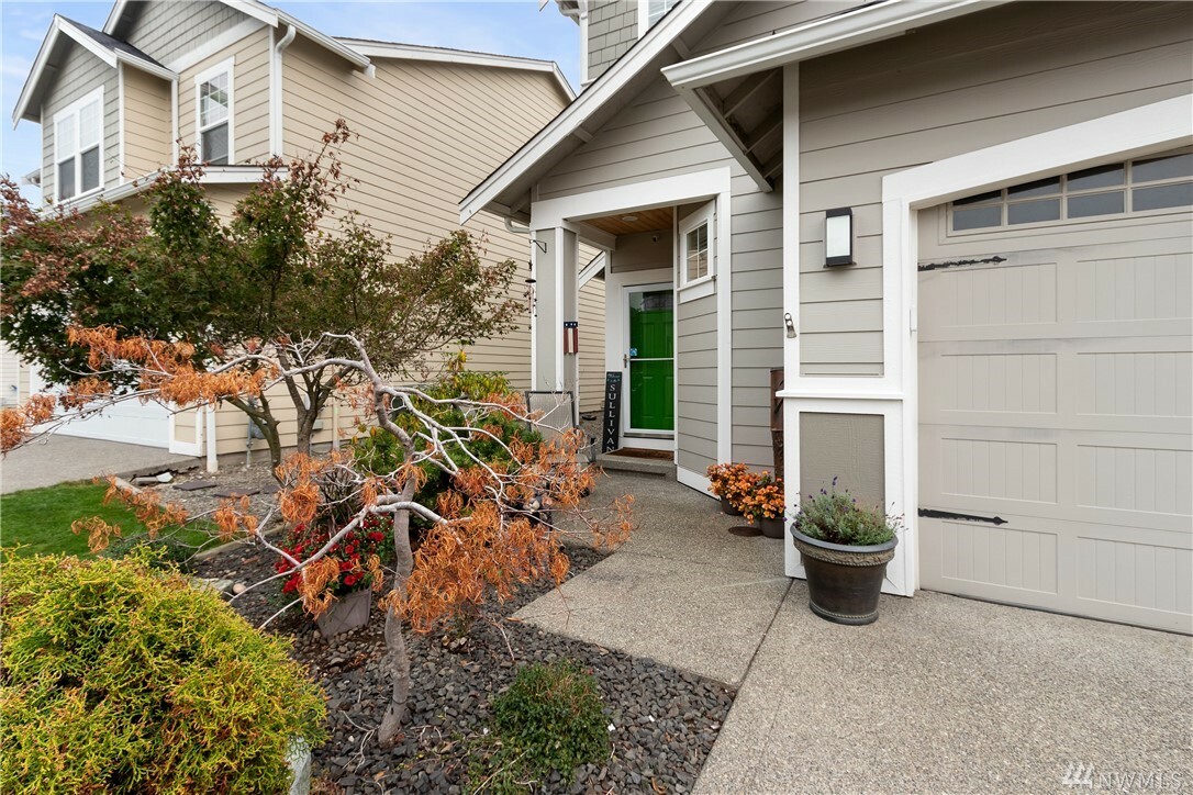 Property Photo:  19517 91st Ave E  WA 98338 