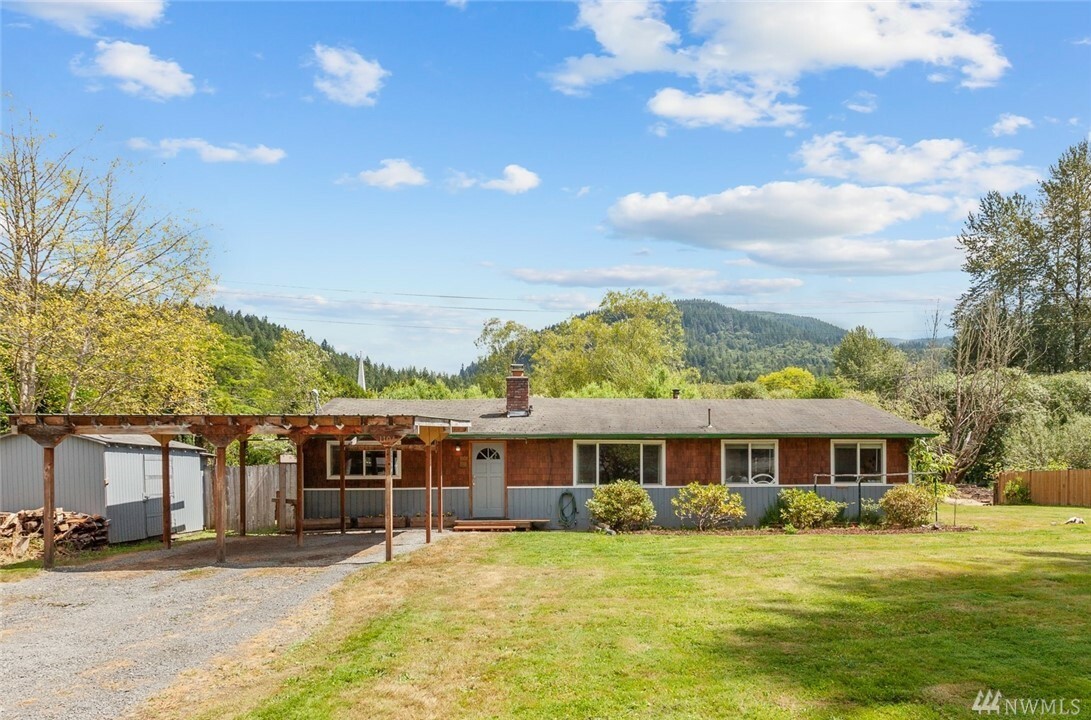 Property Photo:  1104 SE Lewis Lane  WA 98027 