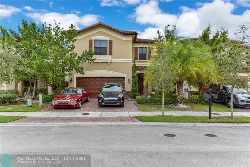 Property Photo:  10000 NW 86th Ter  FL 33178 