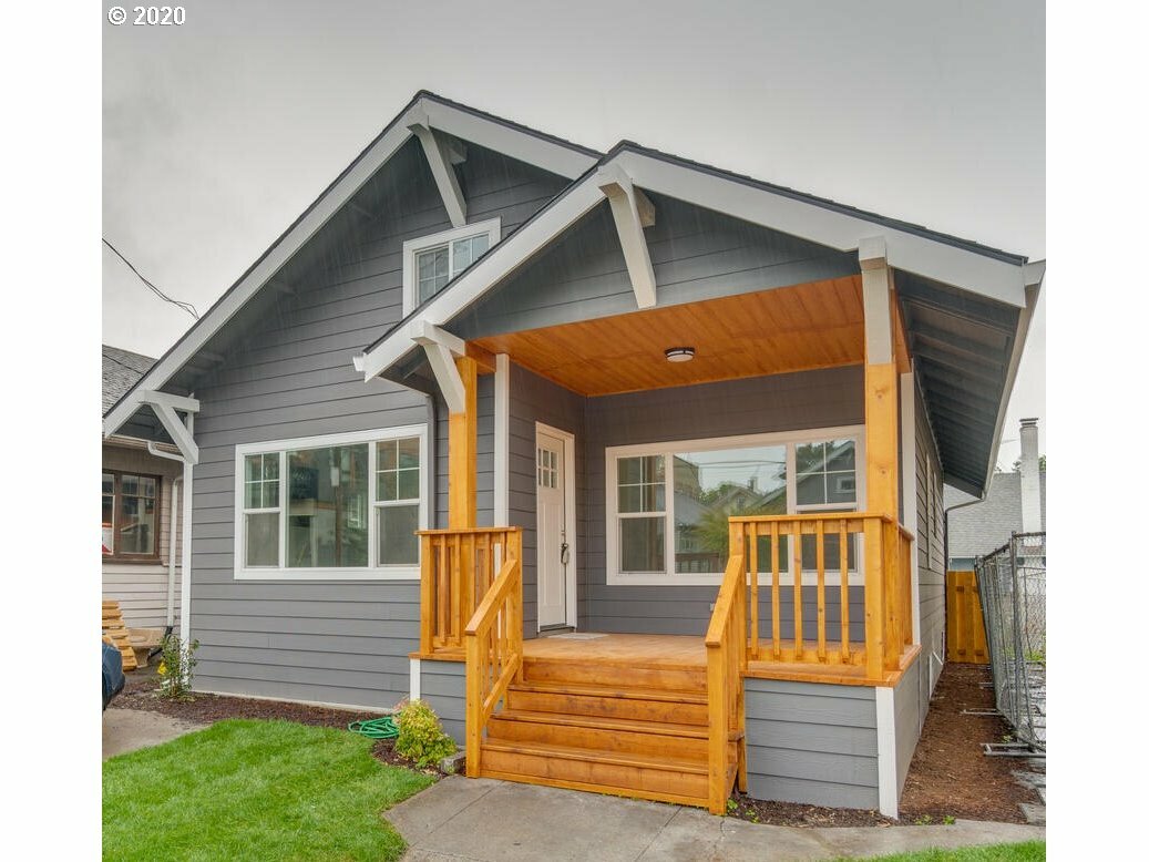 Property Photo:  1415 SE 49th Ave  OR 97215 