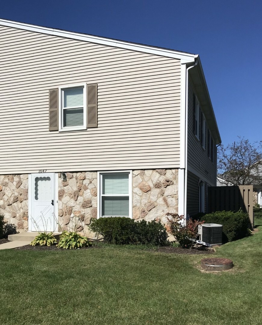 Property Photo:  1047 Newport Harbor  IL 60193 