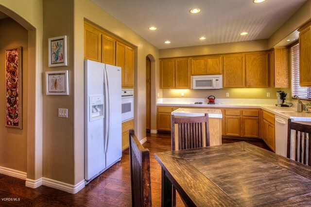 Property Photo:  428 Calle Veracruz  CA 91320 