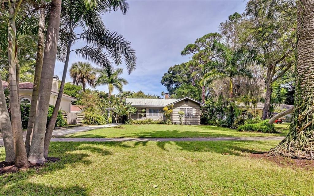 Property Photo:  429 Woodland Drive  FL 34234 