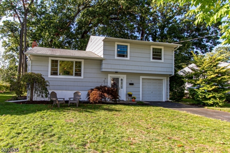 Property Photo:  6 Thorne Pl  NJ 07023 