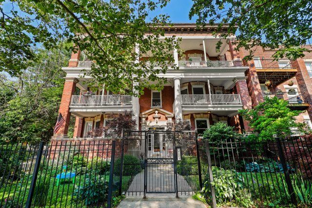 Property Photo:  4500 N Magnolia Avenue 2  IL 60640 