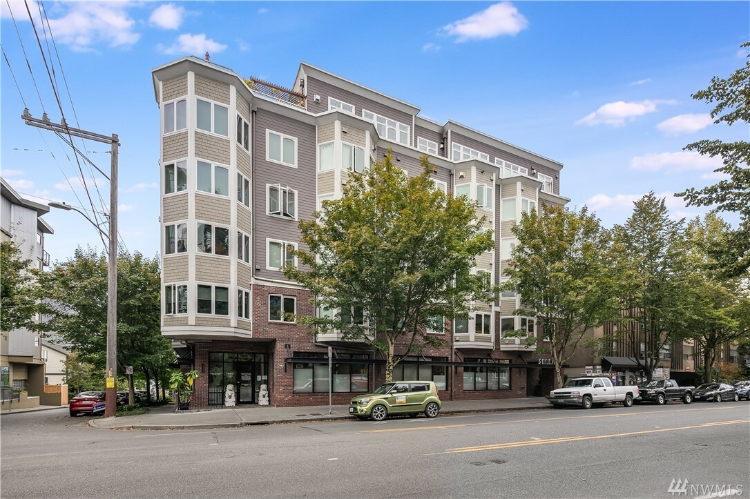 Property Photo:  4847 California Ave SW 305  WA 98116 