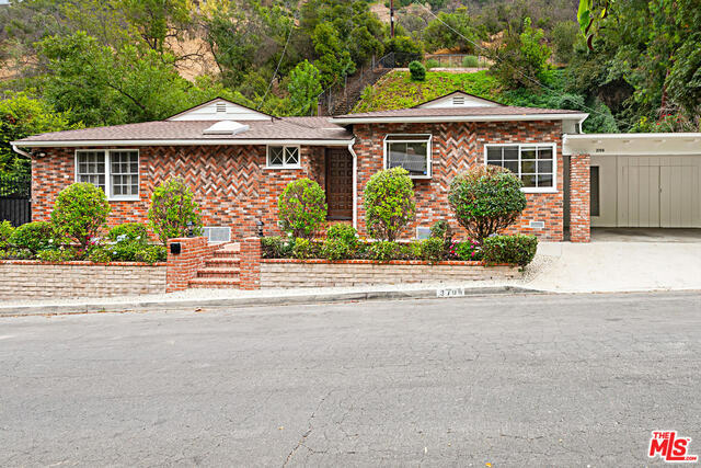 Property Photo:  3708 Longview Valley Rd  CA 91423 