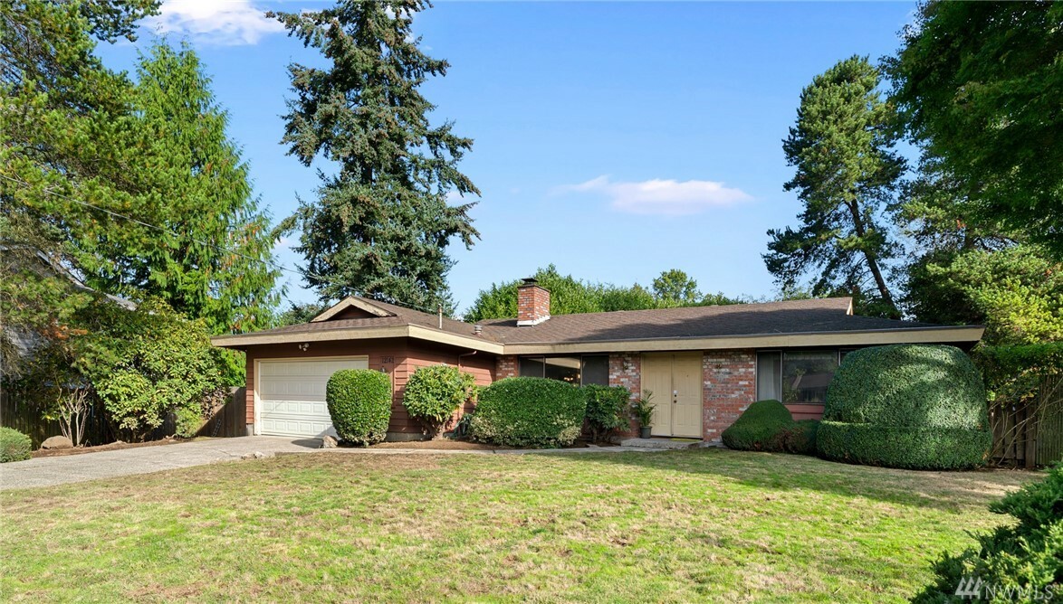 Property Photo: 12142 SE 44th Place WA 98006