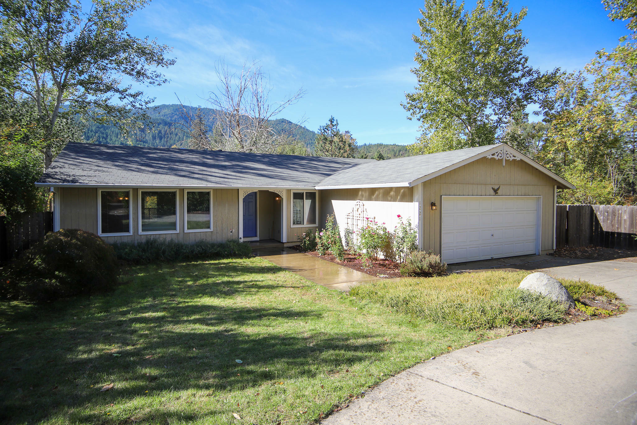 Property Photo: 1221 E Evans Creek Road OR 97537