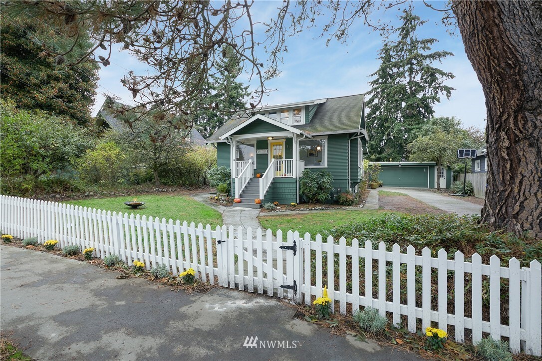 Property Photo:  8724 Dayton Avenue N  WA 98103 