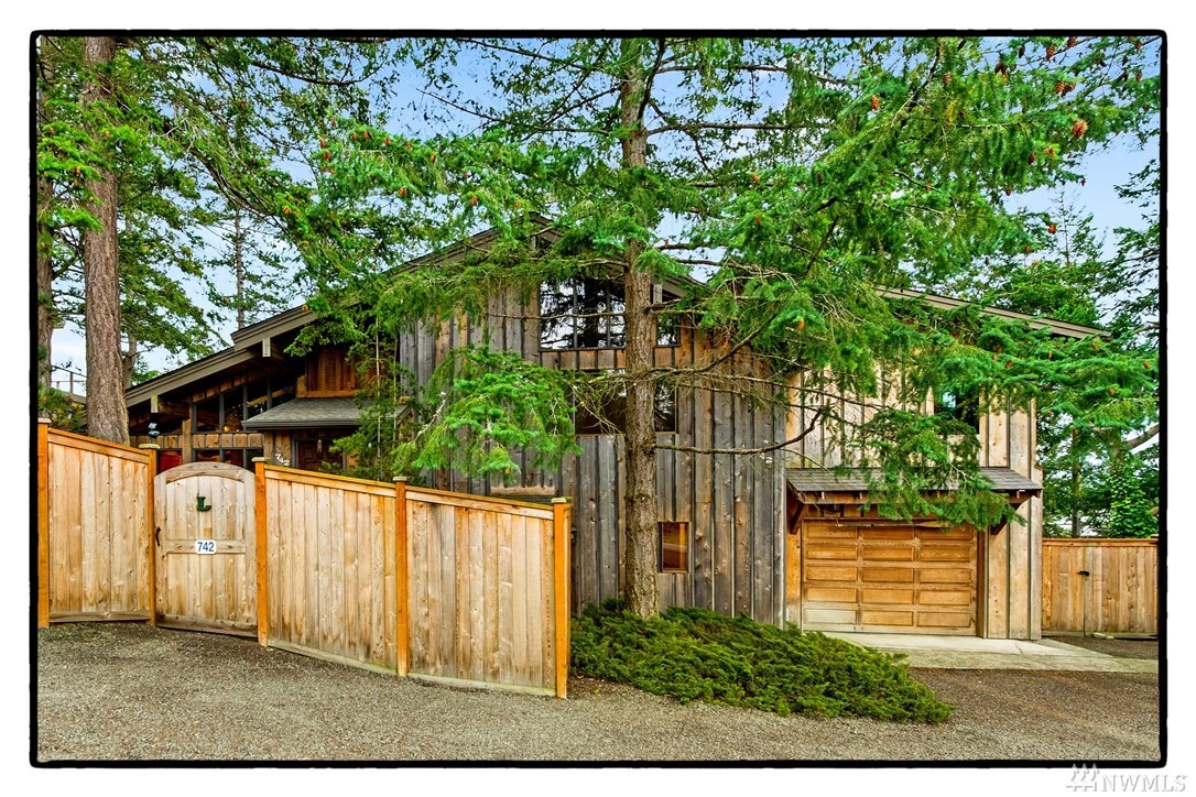 Property Photo: 742 Tillamuk Dr. WA 98257