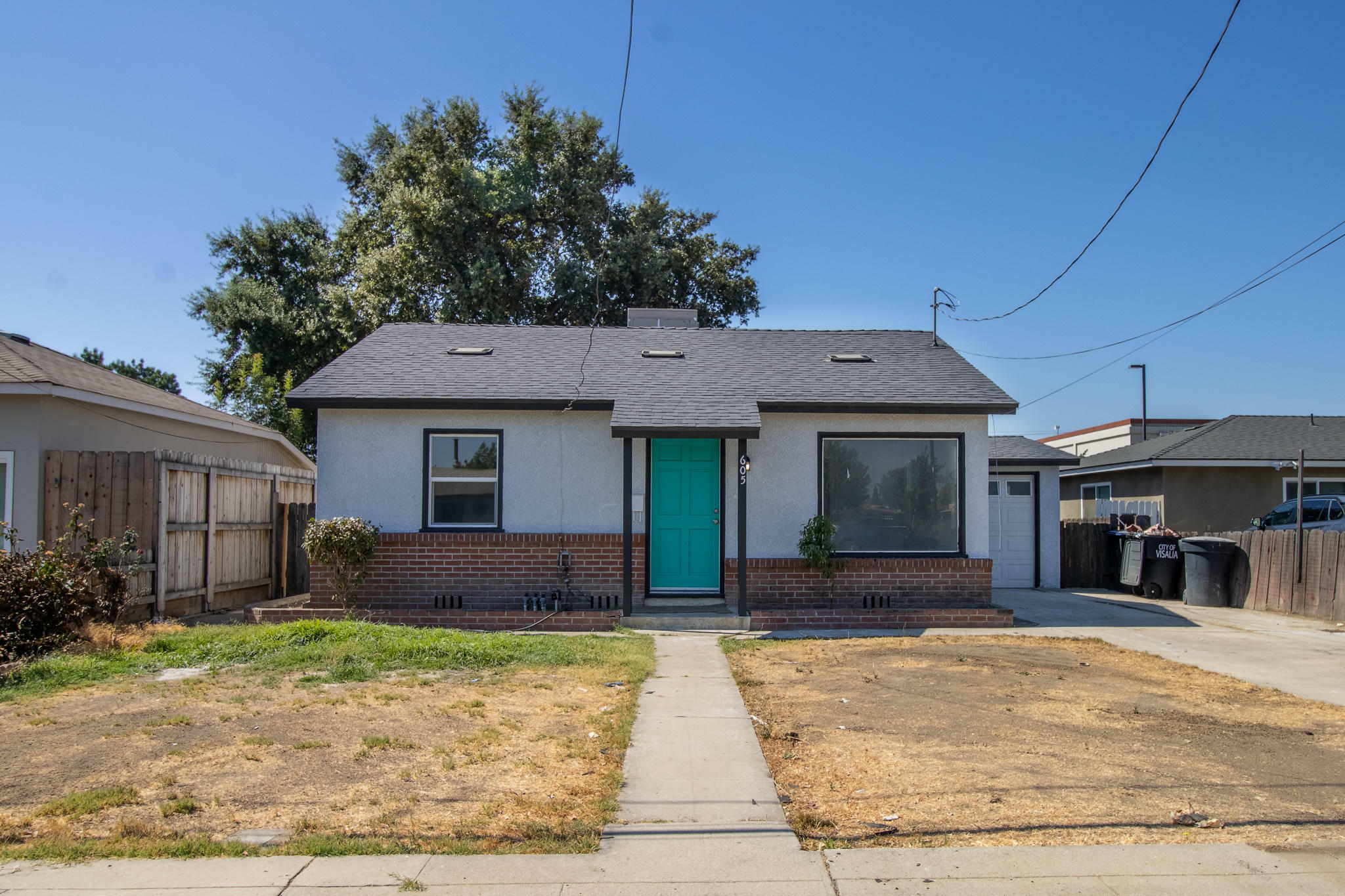 Property Photo:  605 E Laurel Avenue  CA 93292 