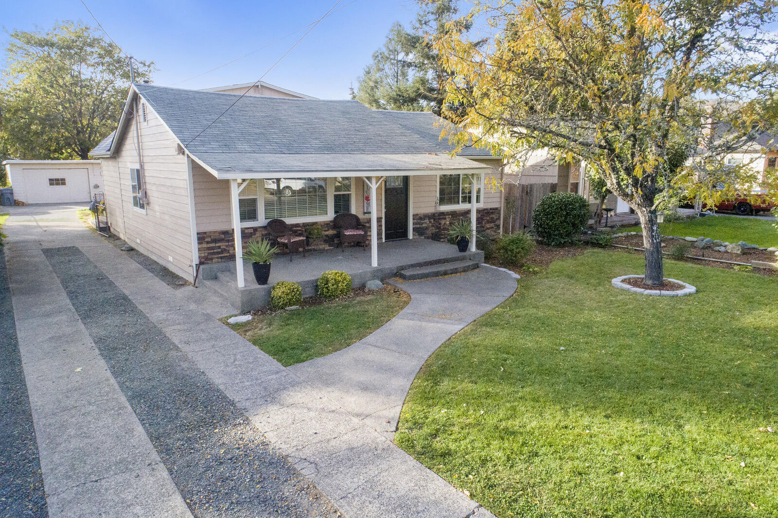 Property Photo: 928 SW Laurel Street OR 97526