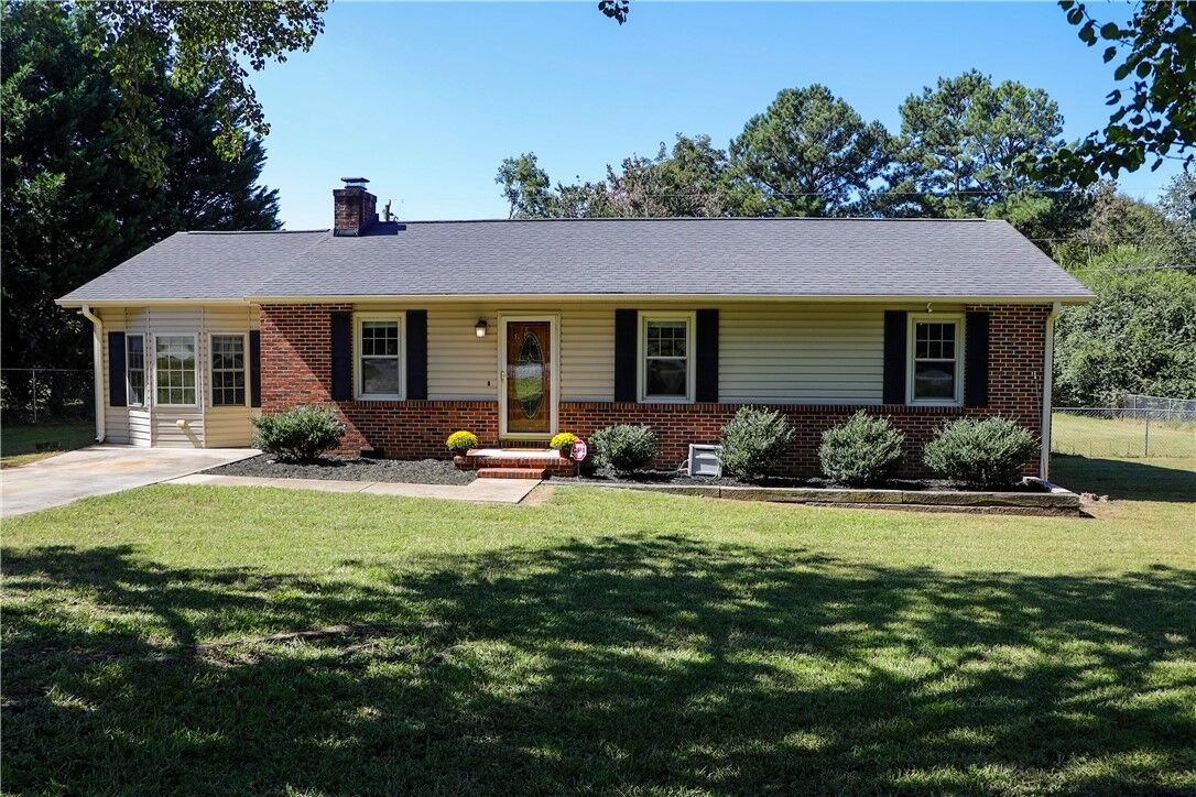 Property Photo: 524 Nursery Lane SC 29626