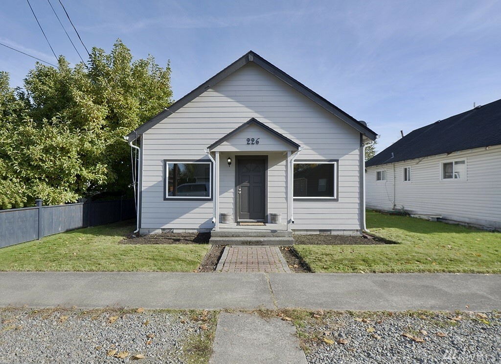 Property Photo:  226 S Cottage St  WA 98321 