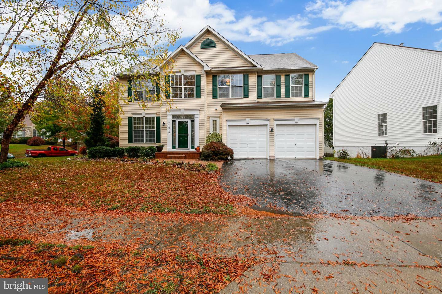 Property Photo:  21312 Village Green Circle  MD 20876 