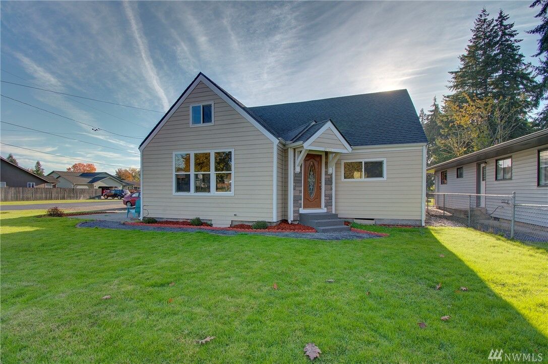 Property Photo:  3209 Oak St  WA 98632 